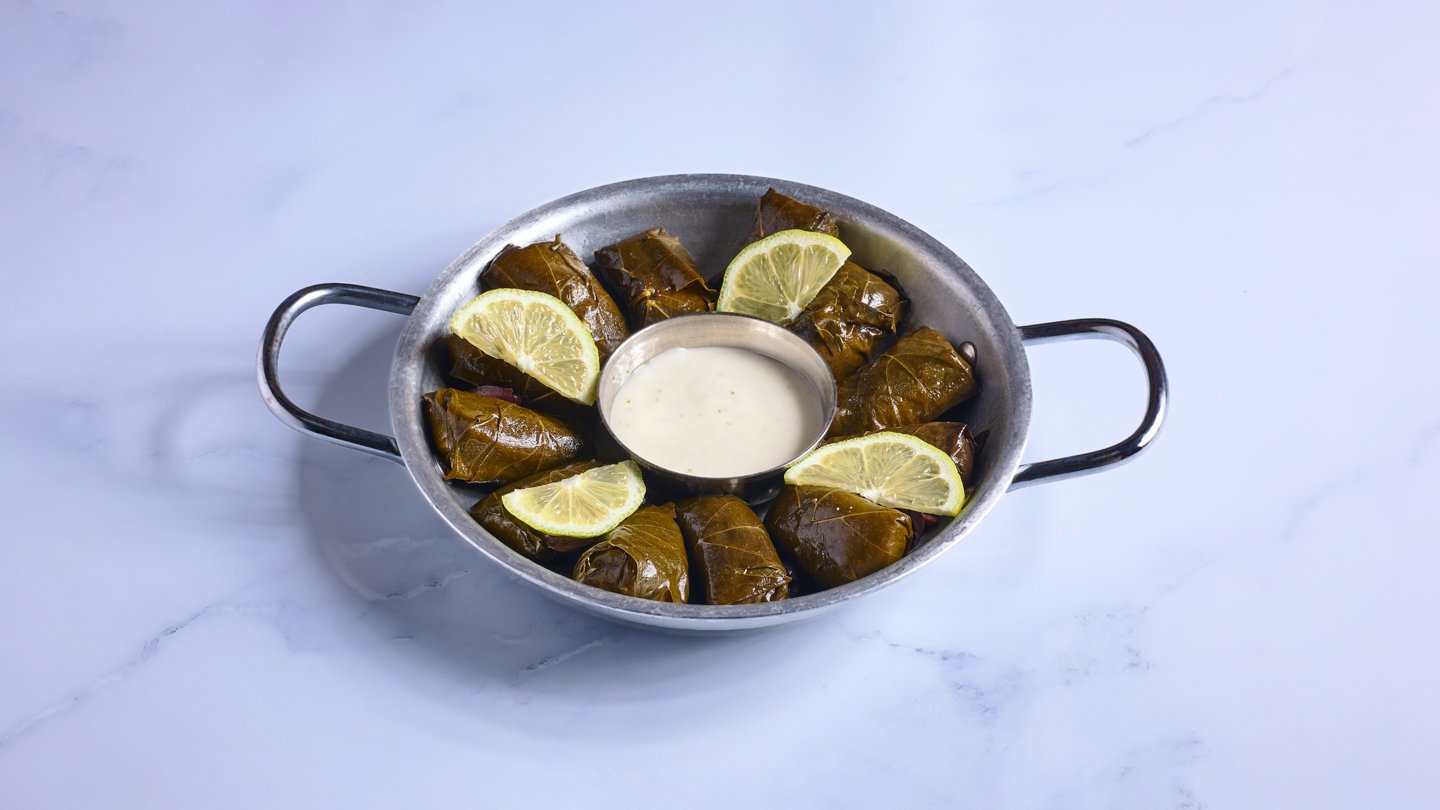 עלי גפן ומטבל יוגורט 